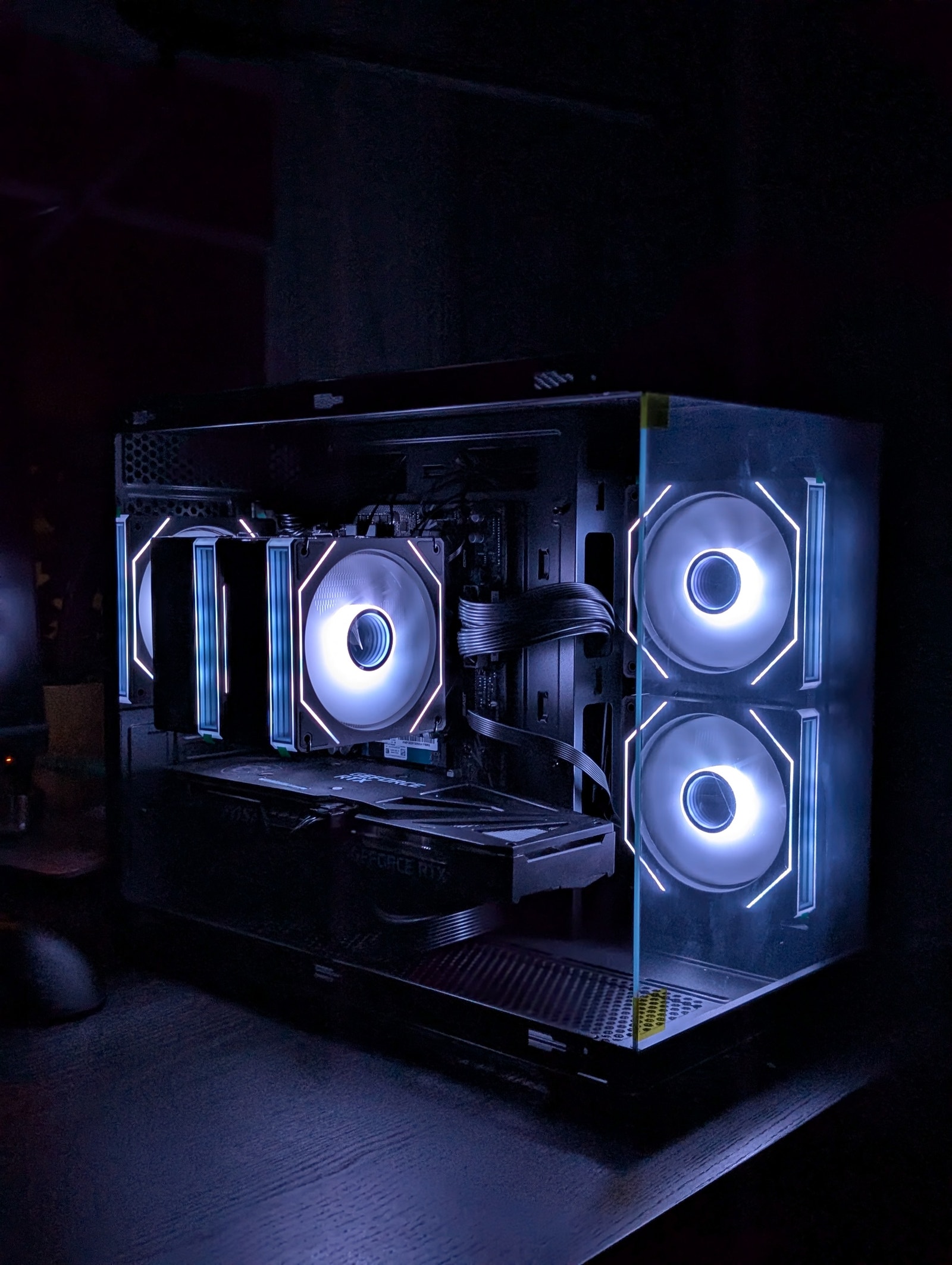 Nesten Ny | 3060ti | 16gb ddr4 | Ryzen 5 3600 | Custom RGB